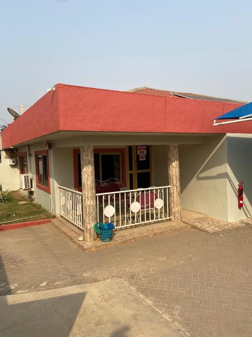 Krysel Guest House Accra Esterno foto